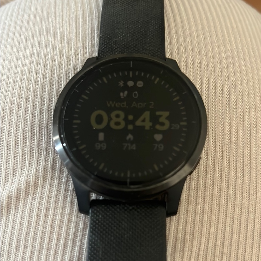 Garmin VÍVOACTIVE 4 Black Smartwatch with Circular Display and Textured Bezel